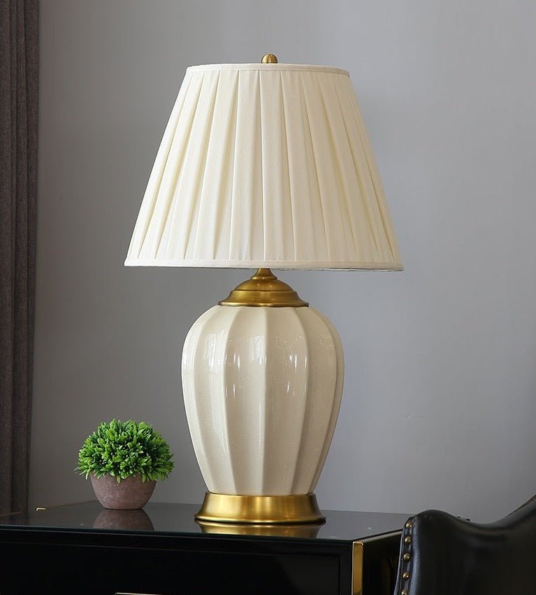 CALIPSO - Lampada da tavolo in ceramica colore avorio con inserti in metallo dorato - Gmk Design