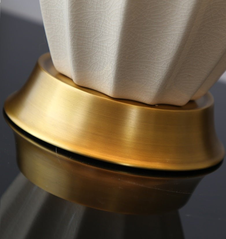 CALIPSO - Lampada da tavolo in ceramica colore avorio con inserti in metallo dorato - Gmk Design