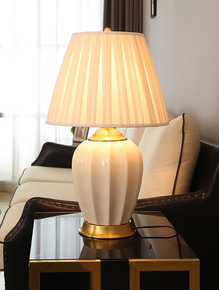 CALIPSO - Lampada da tavolo in ceramica colore avorio con inserti in metallo dorato - Gmk Design
