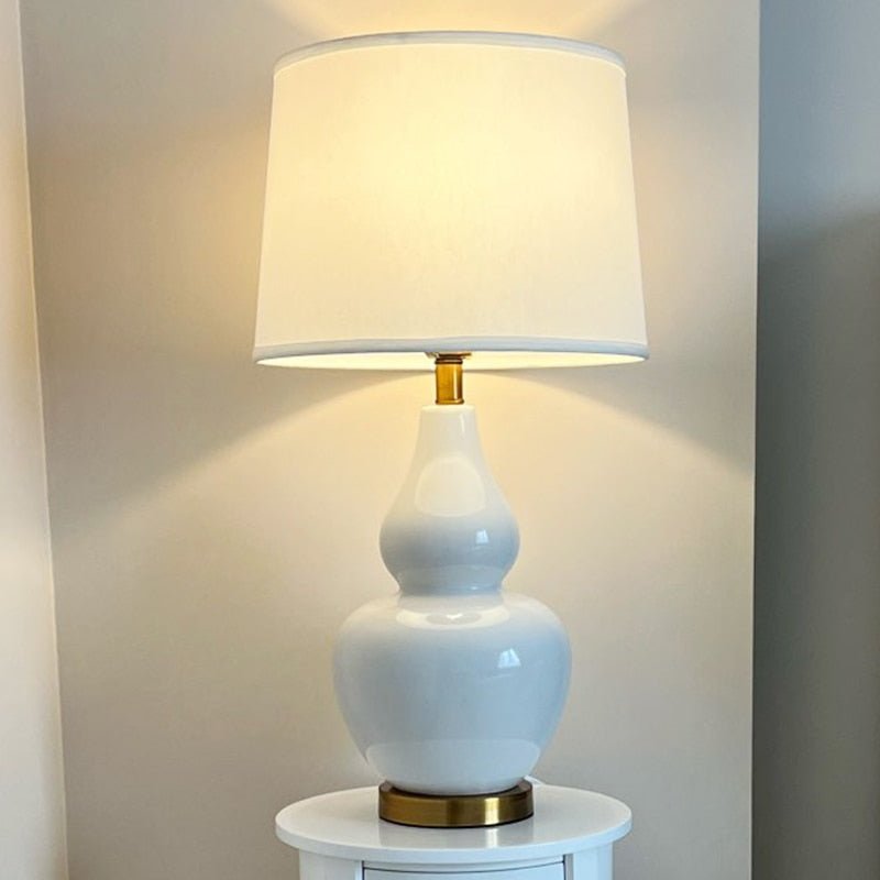 EUROPA - Lampada da tavolo in ceramica bianca con inserti in metallo dorato - Gmk Design