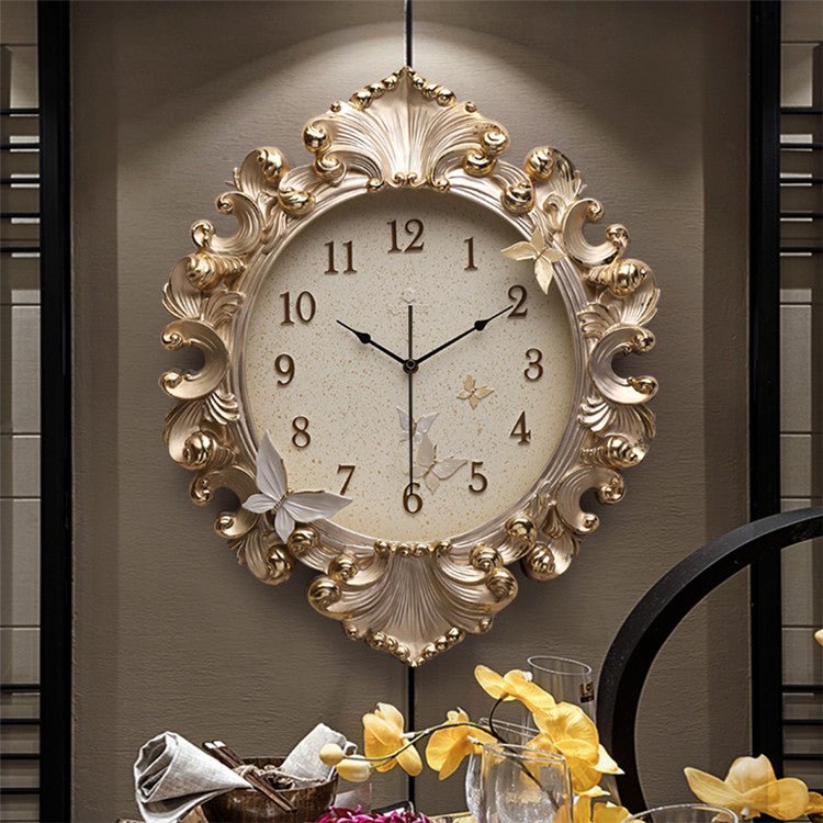 Orologio in stile barocco dorato. Dimensioni 55 X 46cm - Gmk Design