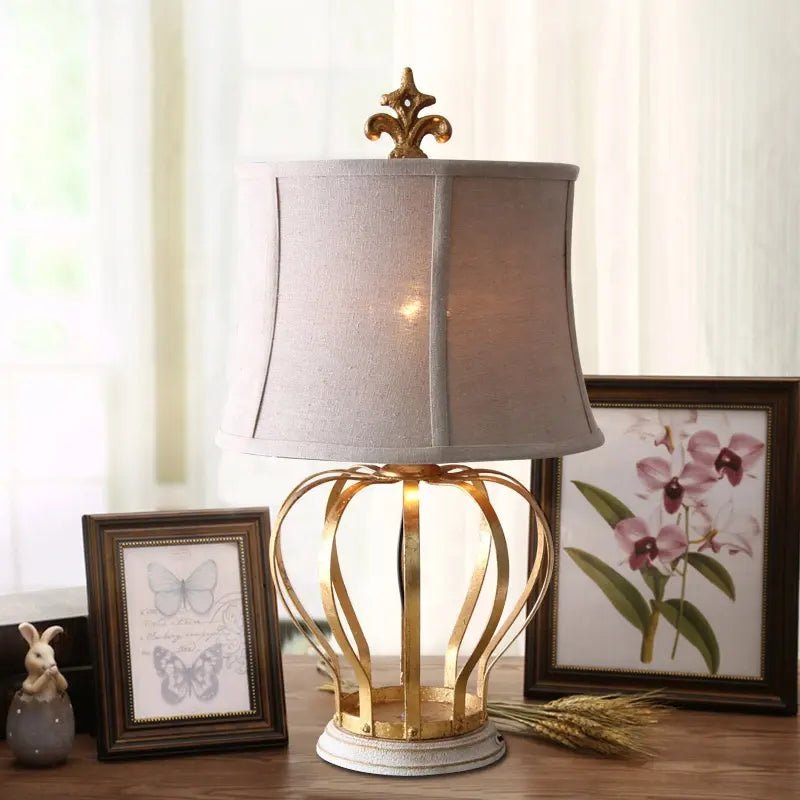 SELENE - Lampada da tavolo in metallo dorato e paralume in tessuto di lino - Gmk Design