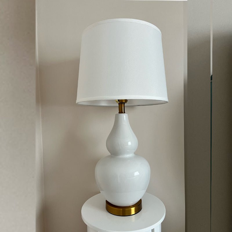 EUROPA - Lampada da tavolo in ceramica bianca con inserti in metallo dorato - Gmk Design